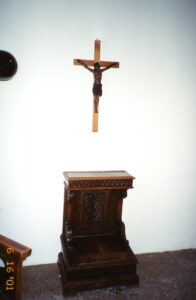 10 kneeler in bedroom